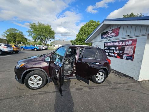 Used 2020 Chevrolet Trax LT w/ LT Convenience Package AWD/4WD image 24