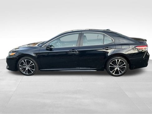 Used 2018 Toyota Camry L image 2
