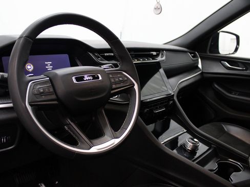 Used 2024 Jeep Grand Cherokee L Laredo image 15