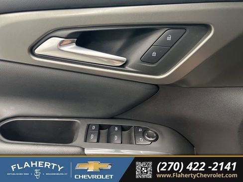 Used 2025 Chevrolet Traverse LT image 21