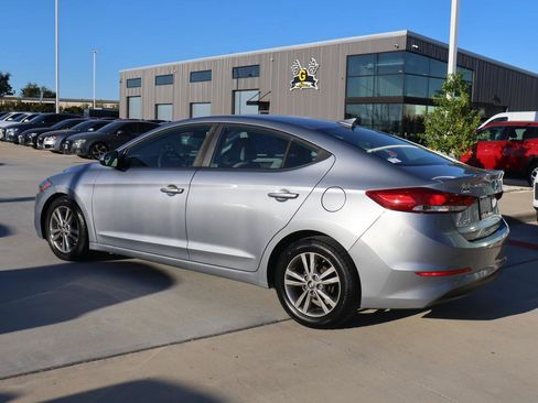 Used 2017 Hyundai Elantra SE image 3