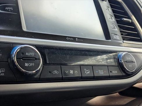 Used 2015 Toyota Highlander XLE image 14