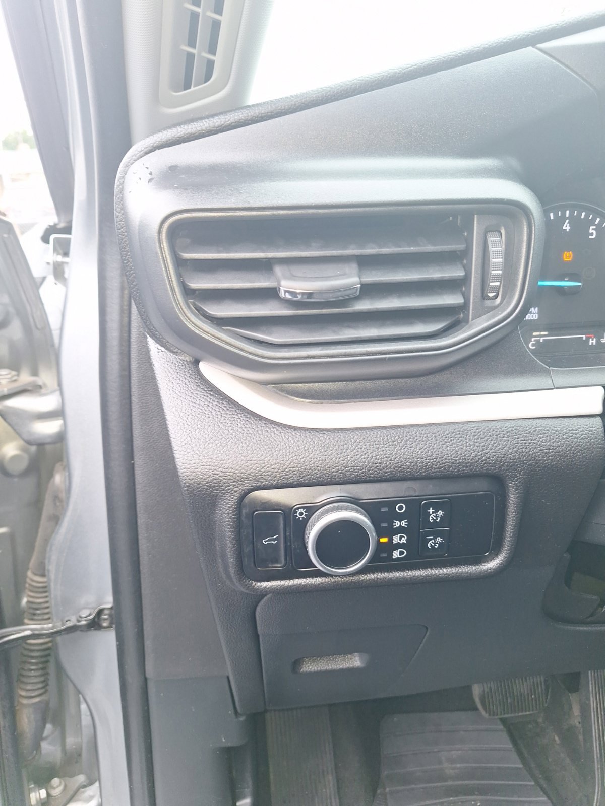 Used 2024 Ford Explorer XLT RWD image 14