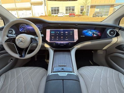 Used 2022 Mercedes-Benz EQS 580 580 w/ Exclusive Trim Package image 22