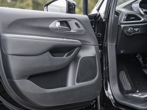 New 2025 Chrysler Pacifica Select image 32