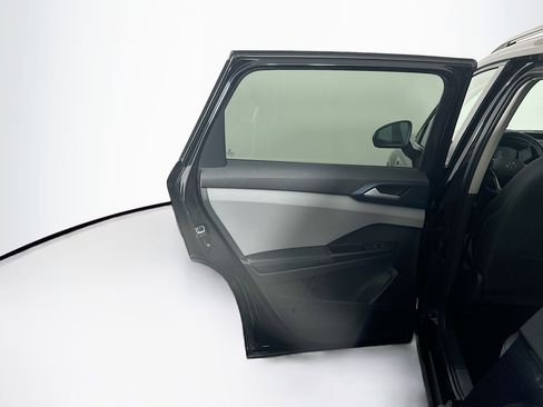 Used 2024 Volkswagen Taos SE image 25