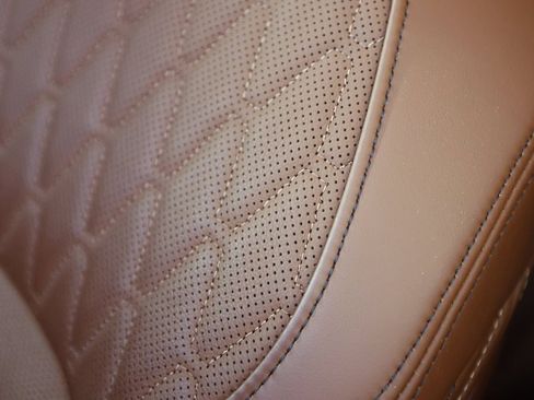 Used 2025 BMW X7 M60i w/ Executive Package image 41