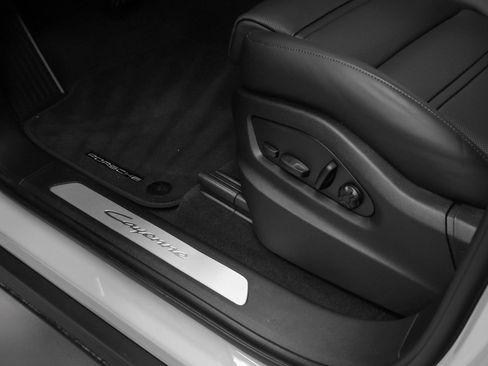 Certified 2026 Porsche Cayenne E-Hybrid AWD/4WD image 29