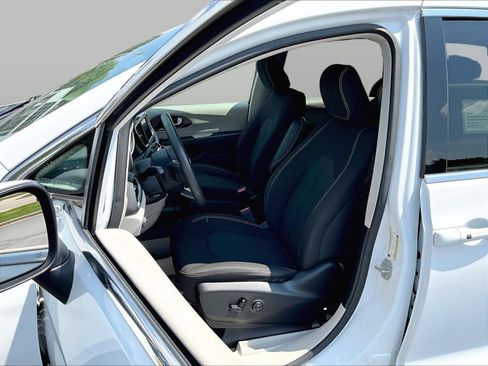 Used 2023 Chrysler Voyager LX FWD image 22