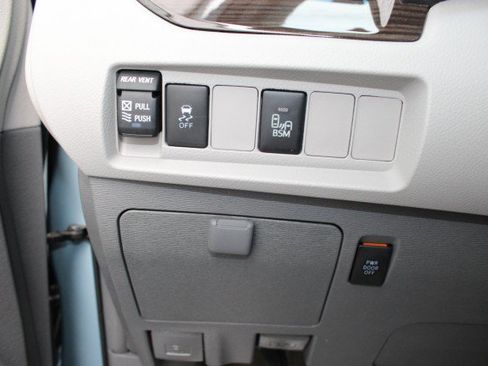 Used 2017 Toyota Sienna XLE FWD image 26