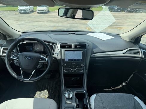 Used 2020 Ford Fusion SE w/ Equipment Group 151A FWD image 7