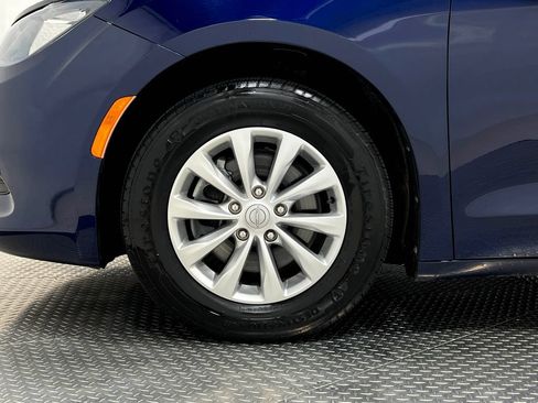Used 2017 Chrysler Pacifica Touring w/ Tire & Wheel Group FWD image 40