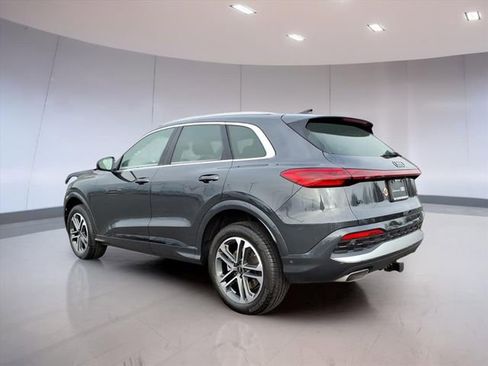 Used 2025 Audi Q5 Premium w/ Convenience Package image 4