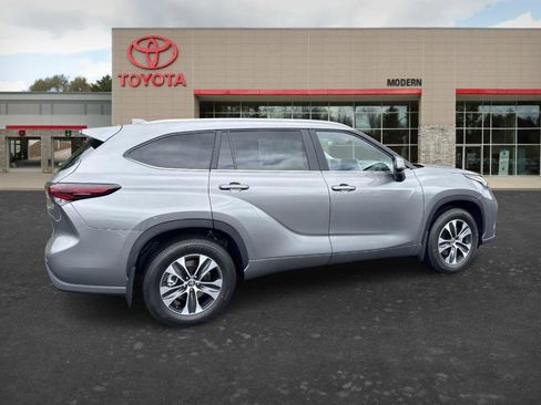 Used 2020 Toyota Highlander XLE AWD/4WD image 29