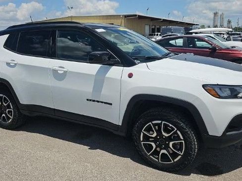 Used 2025 Jeep Compass Trailhawk AWD/4WD image 4