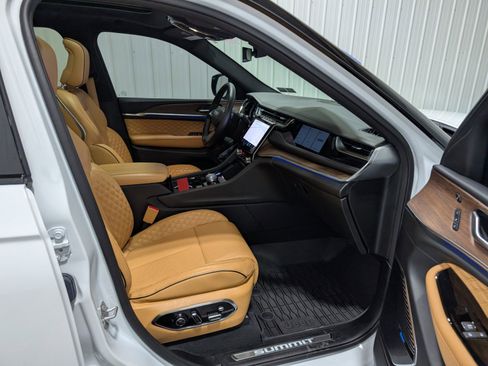 Used 2022 Jeep Grand Cherokee Summit w/ Luxury Tech Group V image 31