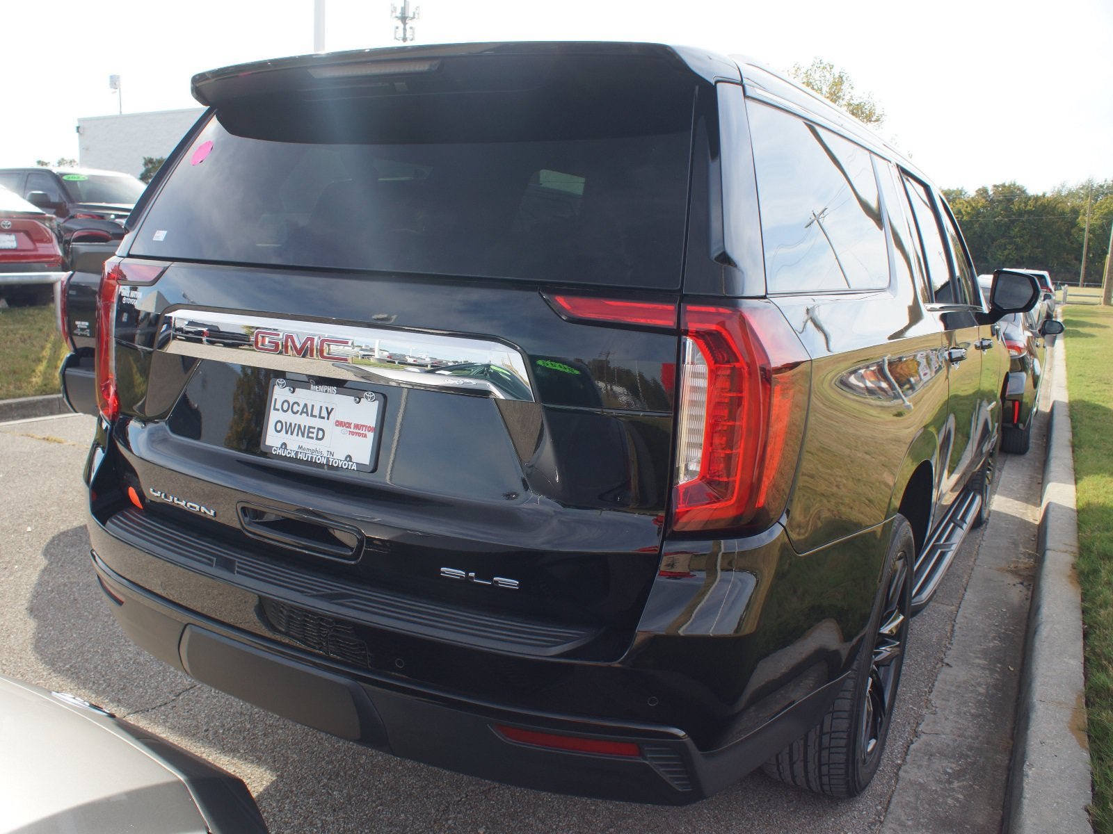 Used 2023 GMC Yukon XL SLE w/ Gmc Pro Safety Plus Package AWD/4WD image 5