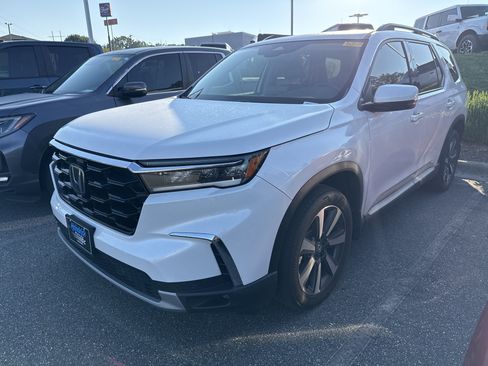 Used 2025 Honda Pilot Touring image 5