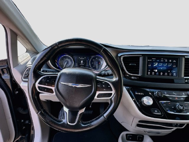 Used 2018 Chrysler Pacifica Touring-L w/ Tire & Wheel Group FWD image 11
