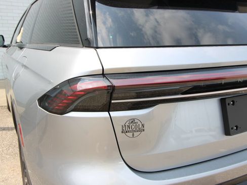Used 2025 Lincoln Nautilus Premier AWD/4WD image 13
