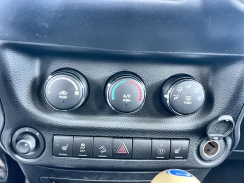 Used 2013 Jeep Wrangler Unlimited Sahara image 20