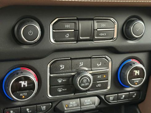 Used 2024 Chevrolet Suburban High Country image 21