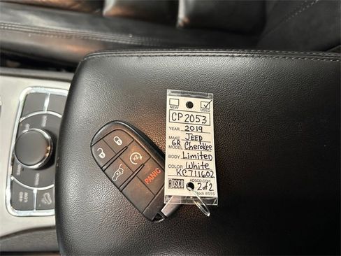 Used 2019 Jeep Grand Cherokee Limited image 16