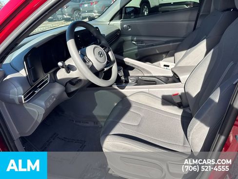 Used 2022 Hyundai Elantra SE image 11
