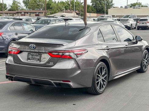 Used 2022 Toyota Camry SE image 4