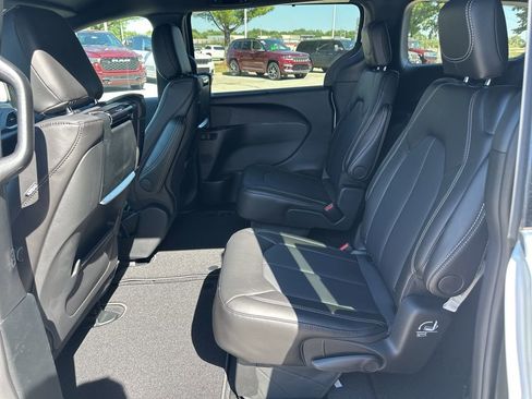 New 2026 Chrysler Pacifica Select image 43