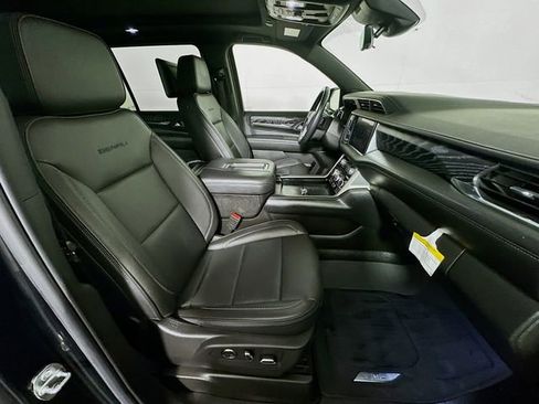 Used 2023 GMC Yukon XL Denali w/ Denali Reserve Package image 31
