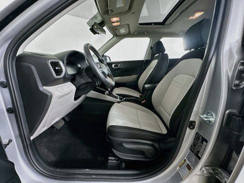Used 2025 Hyundai Venue SEL FWD image 13