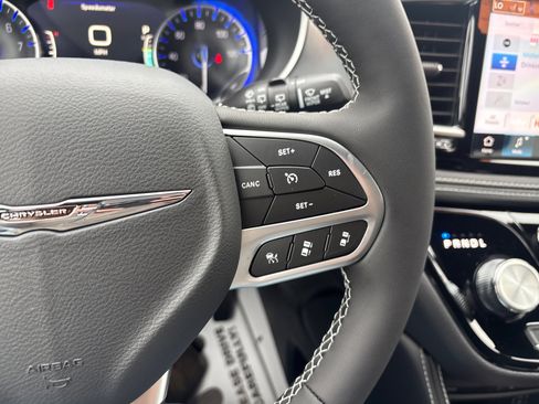 New 2026 Chrysler Pacifica Limited image 25