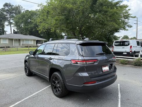 Used 2024 Jeep Grand Cherokee L Laredo image 4