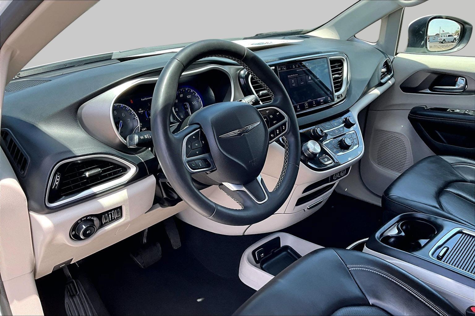 Used 2023 Chrysler Pacifica Touring-L FWD image 12