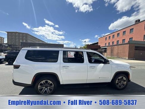 Used 2024 Jeep Wagoneer L Series II w/ Flexible Seating Group AWD/4WD image 3