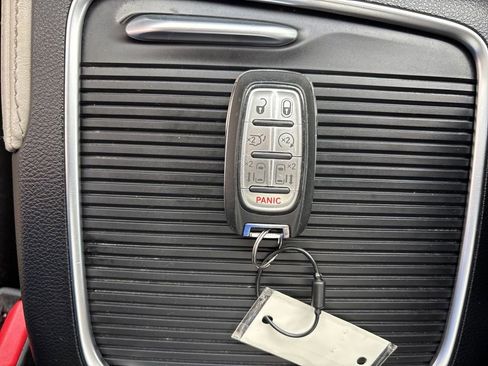 Used 2023 Chrysler Pacifica Limited image 35