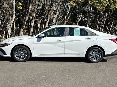 Used 2024 Hyundai Elantra Blue image 7