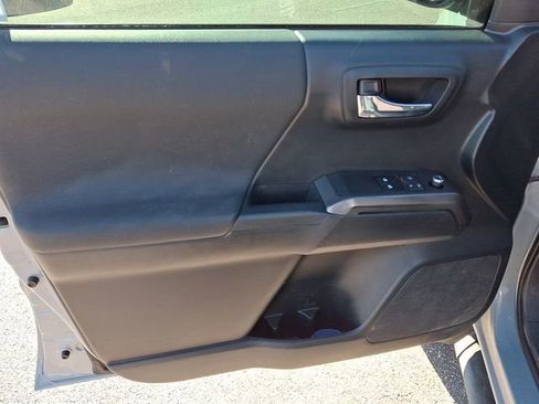 Used 2018 Toyota Tacoma TRD Sport image 9