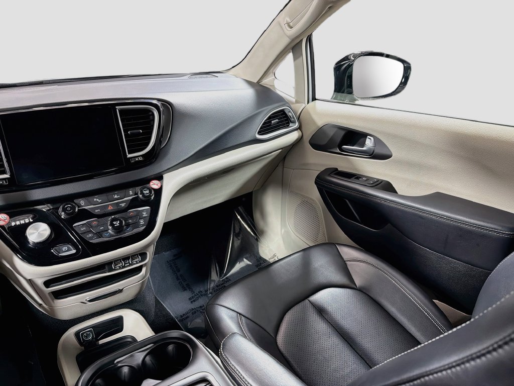 Used 2024 Chrysler Pacifica Touring-L FWD image 24