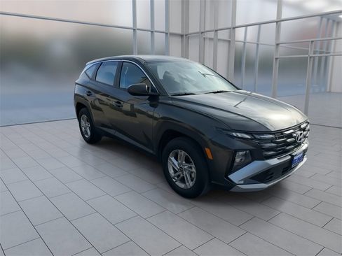 Used 2025 Hyundai Tucson SE image 2