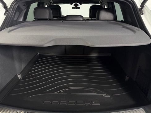 Used 2025 Porsche Macan AWD/4WD image 33