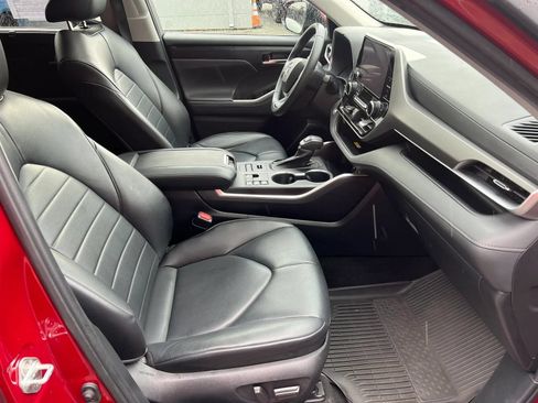 Used 2023 Toyota Highlander XLE AWD/4WD image 8