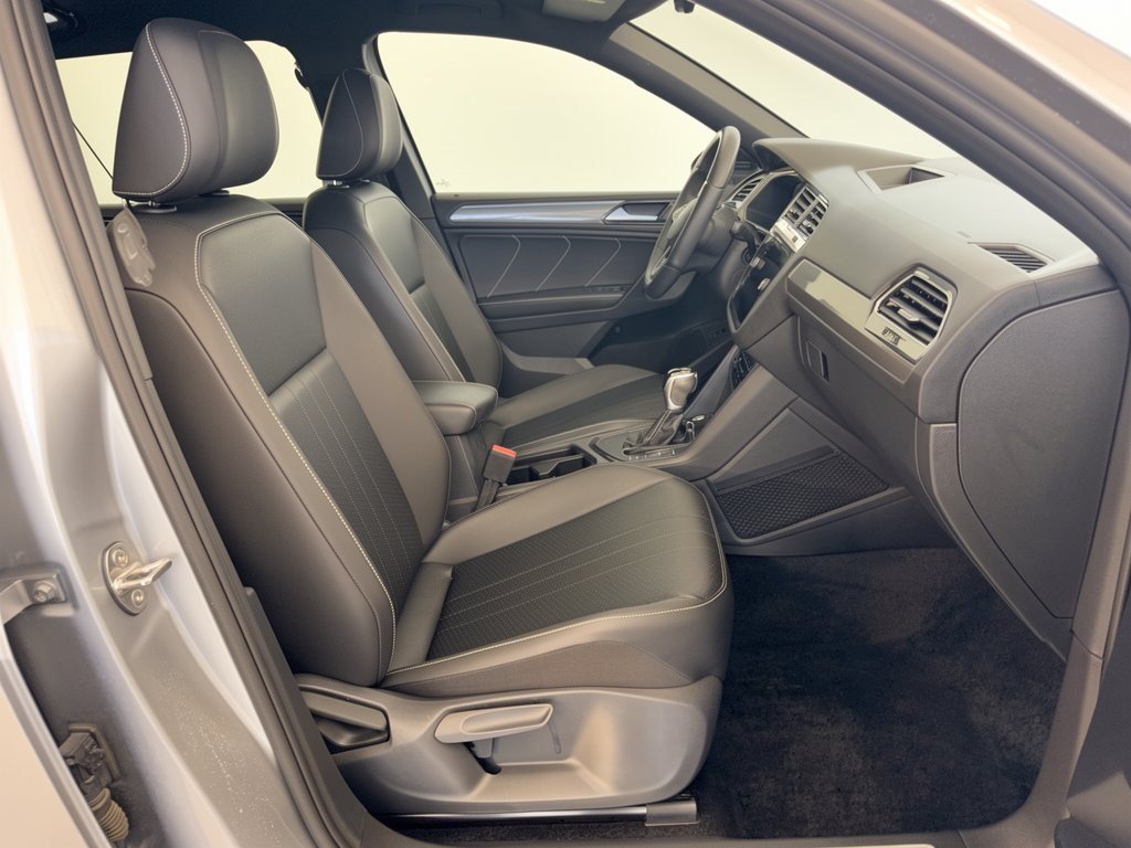 Certified 2024 Volkswagen Tiguan SE R-Line FWD image 30