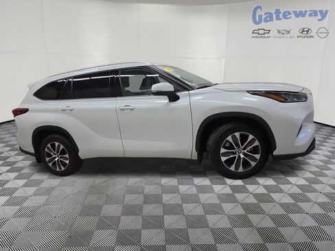 Used 2022 Toyota Highlander XLE AWD/4WD image 1
