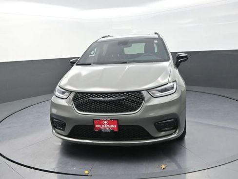 Used 2025 Chrysler Pacifica Limited image 2