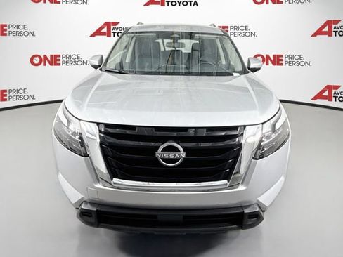 Used 2025 Nissan Pathfinder SV FWD image 2