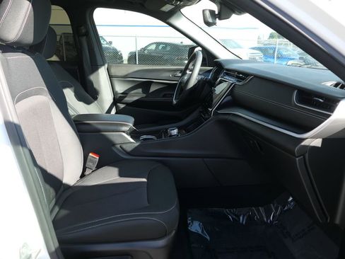 Used 2024 Jeep Grand Cherokee Laredo X image 24