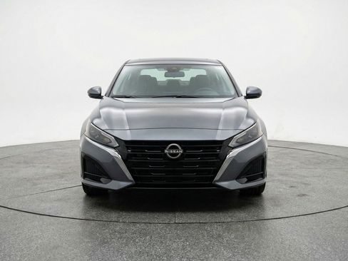 Used 2025 Nissan Altima 2.5 SV FWD image 2