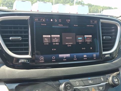 Used 2022 Chrysler Pacifica Touring-L FWD image 16